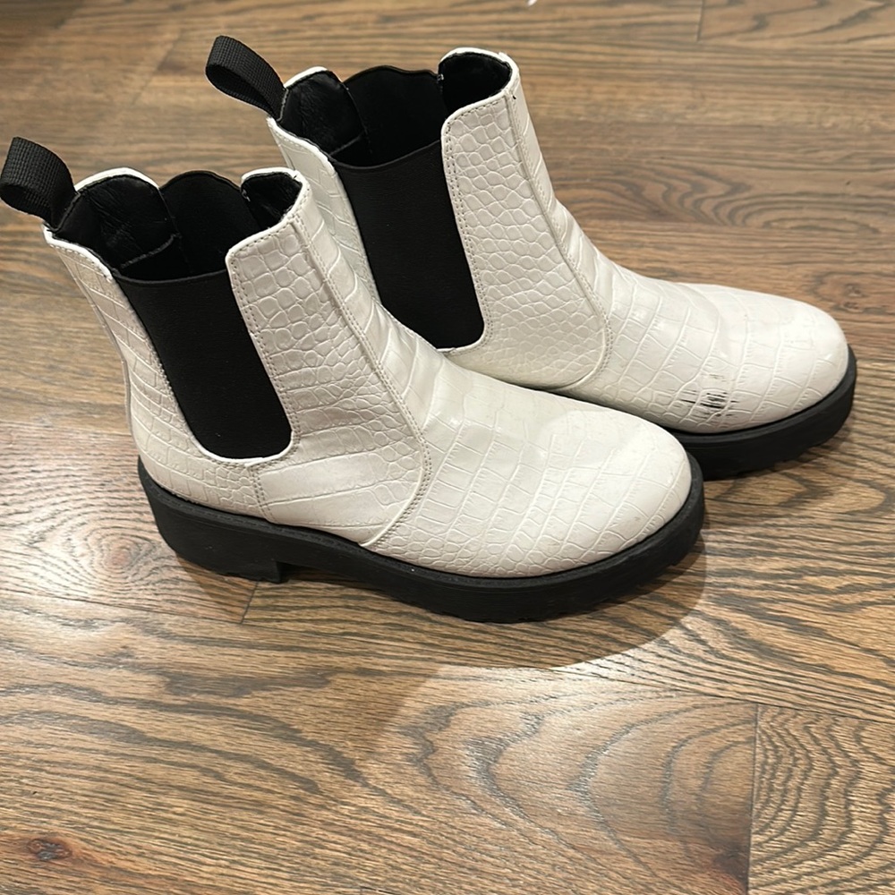 DIRTY LAUNDRY boots :)